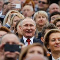 Le président russe Vladimir Poutine regarde des célébrations lors de la fête de la ville de Moscou.