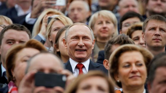 Le président russe Vladimir Poutine regarde des célébrations lors de la fête de la ville de Moscou. ©Reuters - Sergei Karpukhin