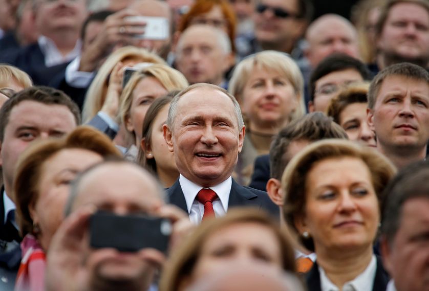 Le président russe Vladimir Poutine regarde des célébrations lors de la fête de la ville de Moscou.