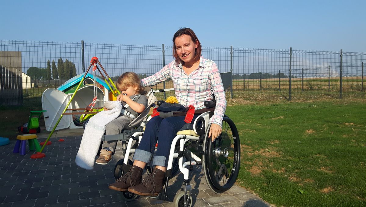 Videos Un Side Car Pour Fauteuil Roulant Pour Promener Bebe L Invention D Un Jeune Couple De Cambrai
