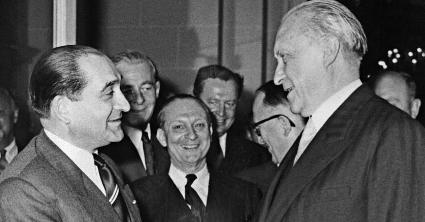 Le président du Conseil français Pierre Mendès France prend congé du chancelier allemand Konrad Adenauer, le 23 août 1954, à l'issue de la réunion des Six.