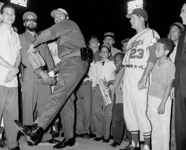 Fidel castro donnant le coup d'envoi du traditionnel match d'ouverture de l' International League le 20 avril 1960