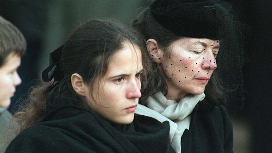 Mazarine et Anne Pingeot aux obsèques de François Mitterrand le 11 janvier 1996 ©Sipa