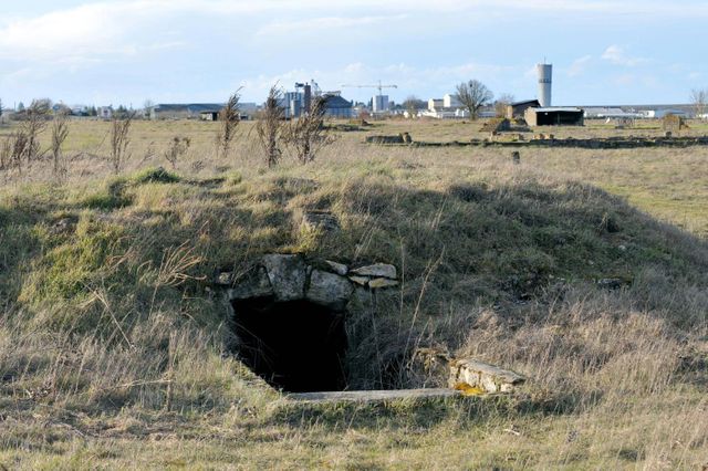 Une cave qui servait de prison. Ruines du camp de concentration tsigane de Montreuil-Bellay (Maine-et-Loire) où doit se rendre samedi François Hollande.