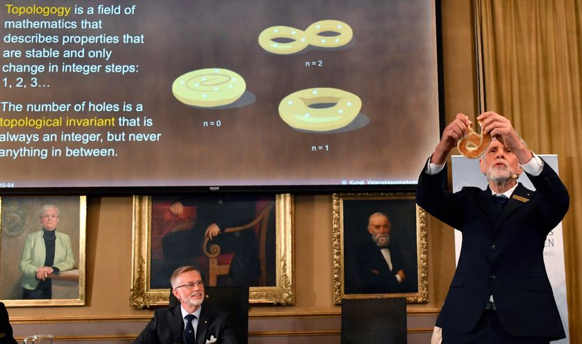 Lors de l'annonce du prix Nobel de physique, mardi 4 octobre à Stockholm.
