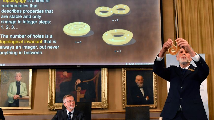 Lors de l'annonce du prix Nobel de physique, mardi 4 octobre à Stockholm.