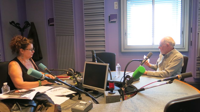 France Culture, studio 153, révision studieuse... Aline Pailler, productrice & Gilles Ascaride, docteur en sociologie, écrivain, comédien (de g. à d.)