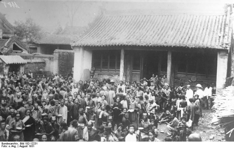 Victimes des inondations du Yang-Tsé-Kiang dans un refuge, août 1931