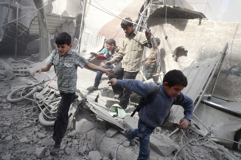 Des enfants syriens vont se mettre à couvert pendant un raid aérien du gouvernement syrien.