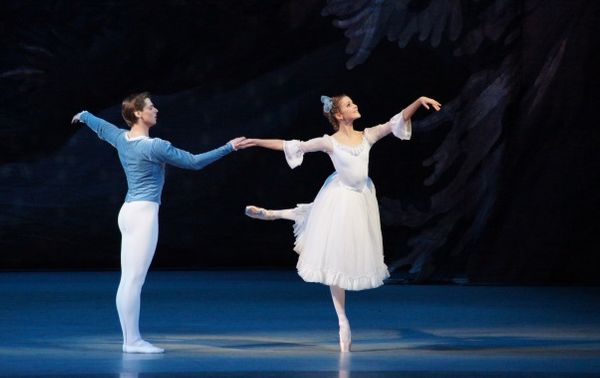 Vladimir Shklyarov (Le Casse-noisette) et Alina Somova (Clara) © Natasha R.. / production du Mariinsky (2011), direction musicale Valéry Gergiev