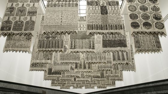 Rachid Koraïchi, Les Maîtres Invisibles, installation suspendue au-dessus de l’exposition ‘Le futur de la tradition – La tradition du futur’, Haus der Kunst, Munich 2010 - Photo : Ferrante Ferranti / courtesy October Gallery, London