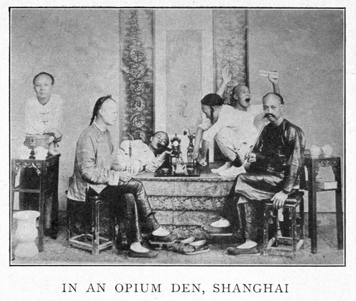 Une fumerie d'opium à Shanghai en 1908