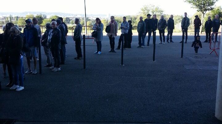 File d'attente devant la billeterie du club de l'ASNL ce lundi matin