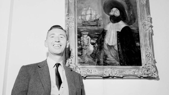 Hergé devant un tableau représentant le capitaine Haddock en 1958 ©Sipa - Dalmas
