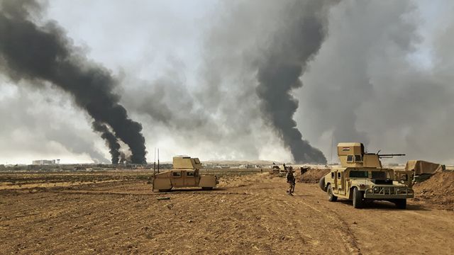 A Qayyarah, les puits de pétrole, incendiés par les djihadistes avant leur départ il y a un mois, brûlent toujours devant les blindés de l'armée irakienne