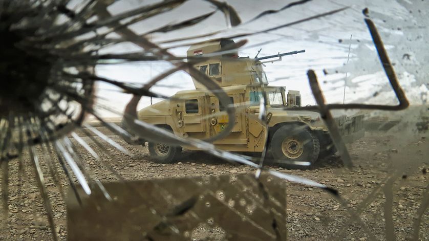 Sur le front de Qayyarah à 60 kilomètres au sud de Mossoul, les snipers du groupe Etat islamique visent quotidiennent les blindés des forces irakiennes