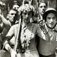 Le 23 Juillet 1936. Une femme armée mène un groupe de révolutionnaires à travers Madrid au début de la guerre civile espagnole.