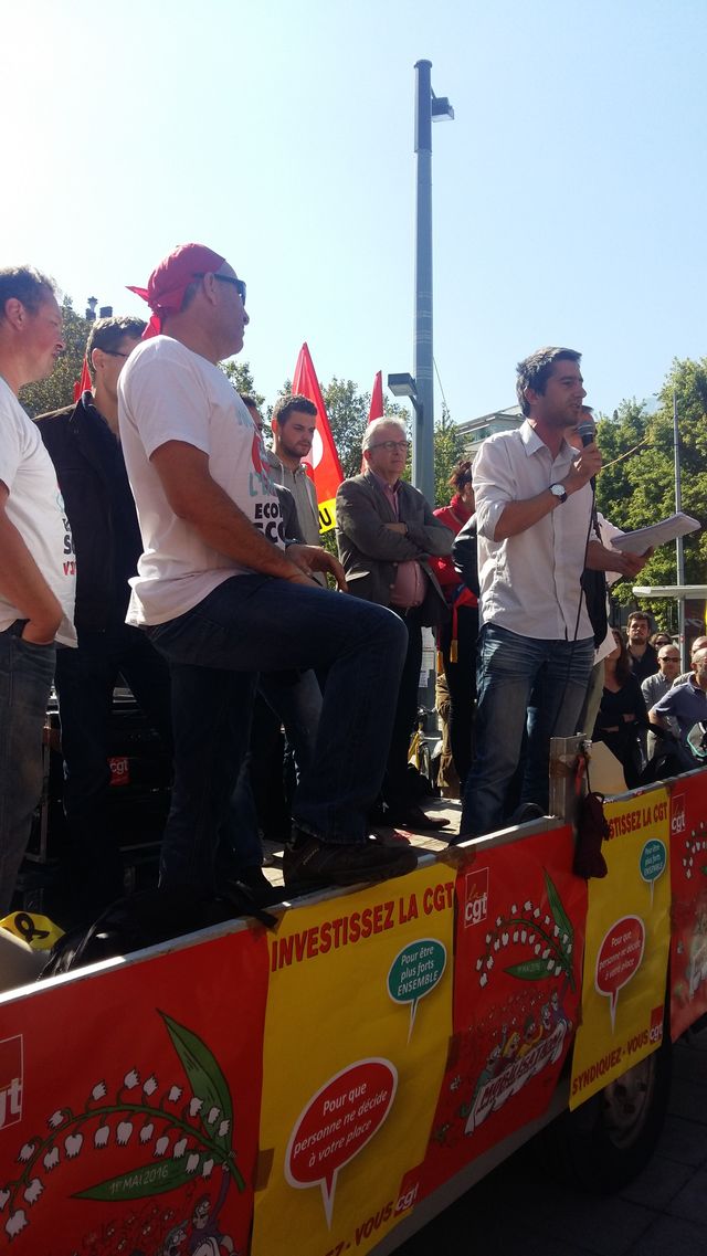 François Ruffin devant le tribunal de Grenoble
