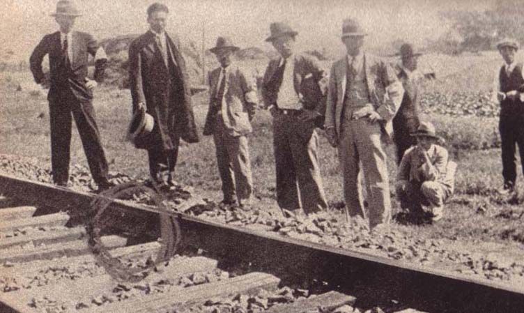 Experts japonais inspectant la scène du "sabotage ferroviaire" de Moukden, 18 septembre 1931