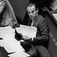 Le ministre de la Justice Robert Badinter est assis dans l'hémicycle de l'Assemblée nationale, le 17 septembre 1981 à Paris, lors de l'examen de son projet de loi sur l'abolition de la peine de mort.