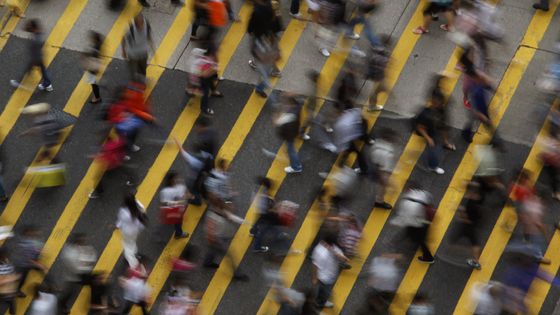 People cross a street ©Reuters - Bobby Yip