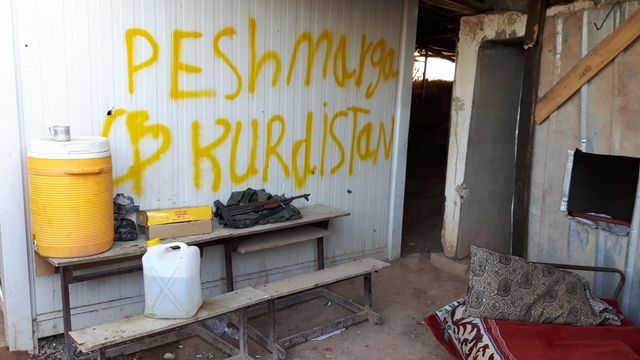 Un camp de perhmerga à moins de deux kilomètres d'une usine où se trouvent des djihadistes