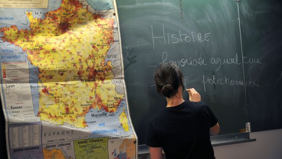 Une enseignante donne un cour d'histoire-géographie à des élèves de première ©AFP - MYCHELE DANIAU / AFP