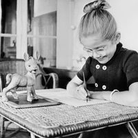 Photo prise le 22 novembre 1955 à Paris de Minou Drouet, alors âgée de 8 ans en train d'écrire. Née en 1947, Minou Drouet est le plus jeune écrivain à avoir publié des poèmes avec son recueil de 1955.