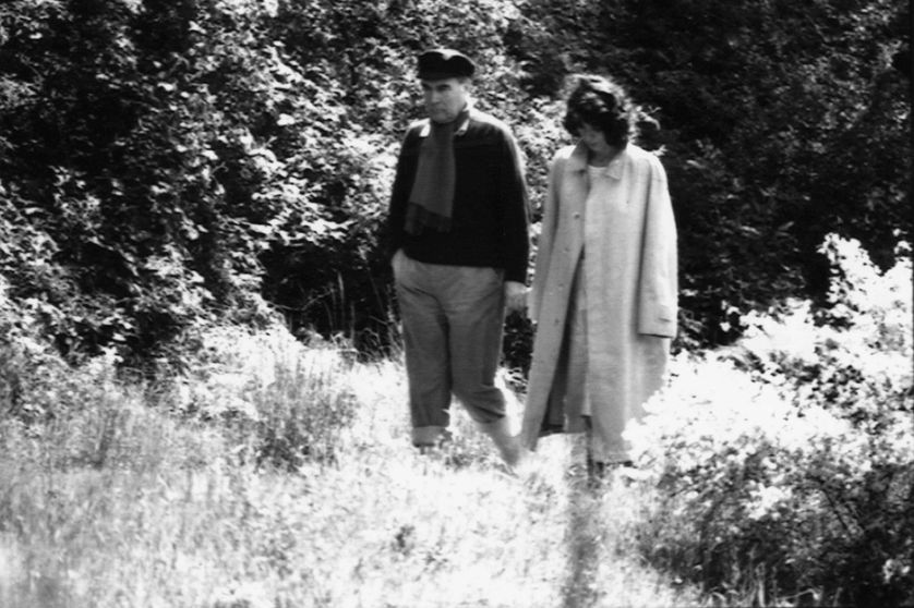 François Mitterrand et Anne Pingeot photographiés en 1981 dans la propriété de Francois de Grossouvre dans la Nievre.