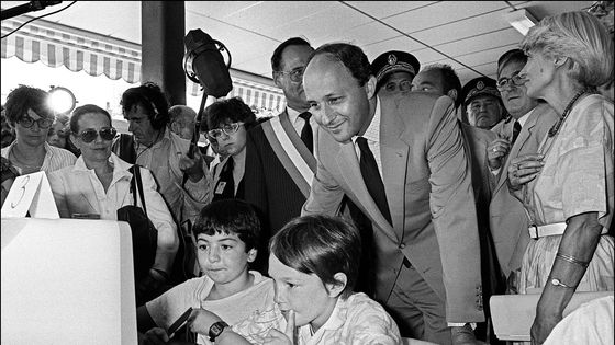 Laurent Fabius le 19 juillet 1985, lors de la mise en oeuvre du plan "Informatique pour tous". ©AFP - DERRICK CEYRAC