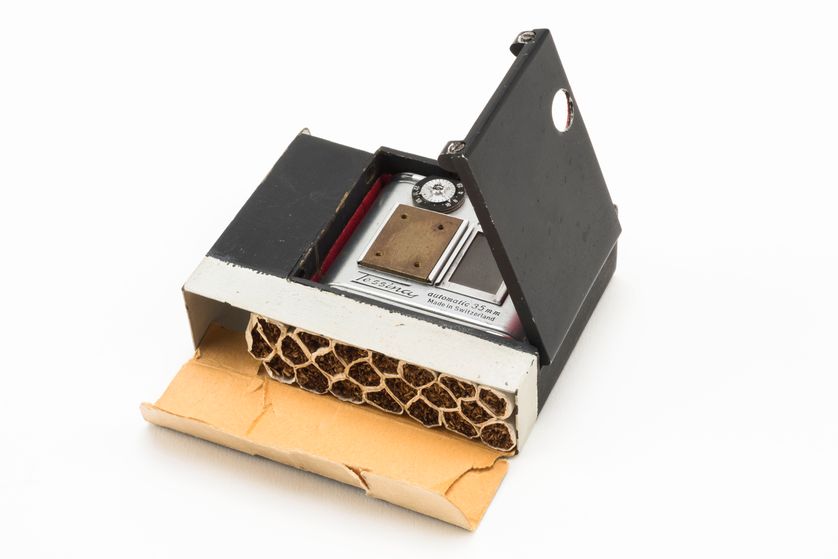 Appareil photo miniature Tessina automatique 35 mm caché dans un paquet de cigarettes, utilisé par le SDECE pendant la guerre froide