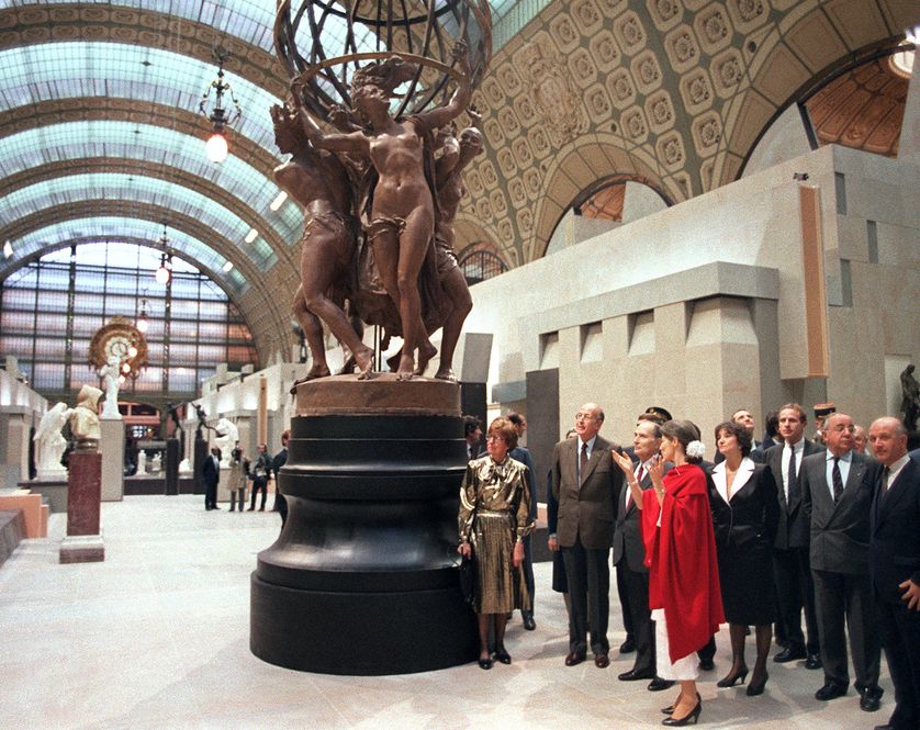 Le 1er décembre 1986, Anne Pingeot commente la visite de François Mitterrand au Musée d'Orsay pour son inauguration
