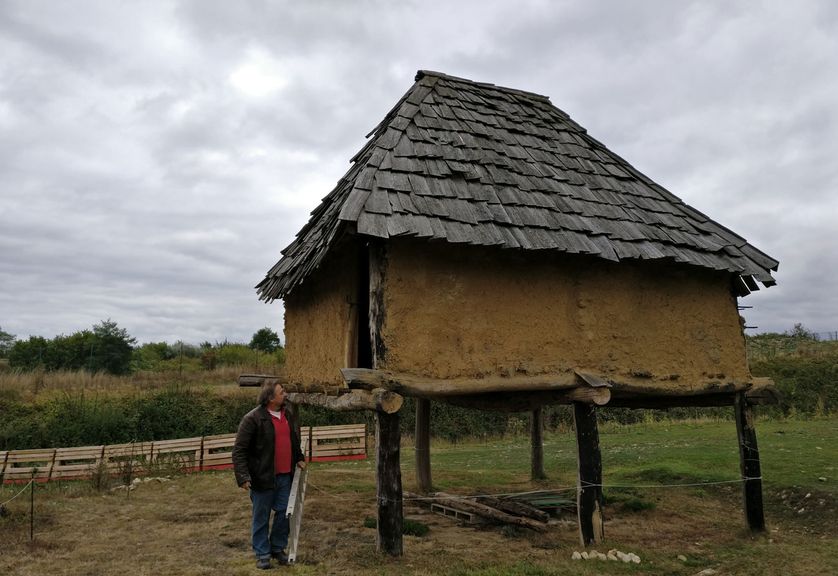 François Gentili, à côté du grenier carolingien reconstitué par les étudiants en archéologie sur le site d'Orville.