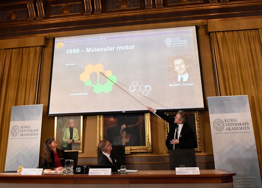 Lors de l'annonce du prix Nobel de chimie à Stockholm, mercredi 5 octobre.