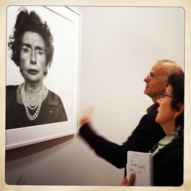 Robert Rubin et Brigitte Patient devant "Carmel Snow" de Richard Avedon dans l'exposition à la BNF