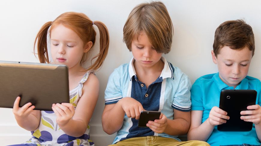 Enfants connectés sur Internet part tablettes et smartphones