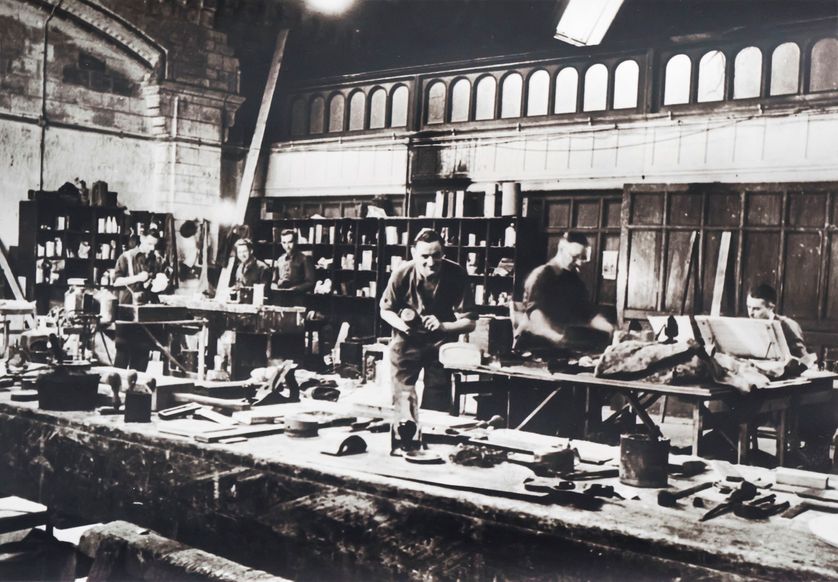 Photographies de la section de camouflage du SOE (Station XVb) située dans le Natural History Museum de Londres exposant le matériel confectionné pour la formation des agents.