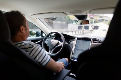 Un conducteur de voiture utilise le système de pilote automatique pendant la conduite du modèle 85 D de Tesla sur l'autoroute A1 en direction de Zurich, Suisse, le 17 août 2016 Un conducteur de voiture utilise le système de pilote automatique pendant la conduite du modèle 85 D de Tesla sur l'autoroute A1 en direction de Zurich, Suisse, le 17 août 2016