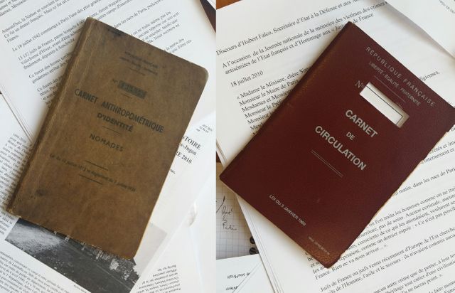 Les carnets obligatoires pour les Tsiganes : de 1912 à 2012 (gauche) et actuel (droite)