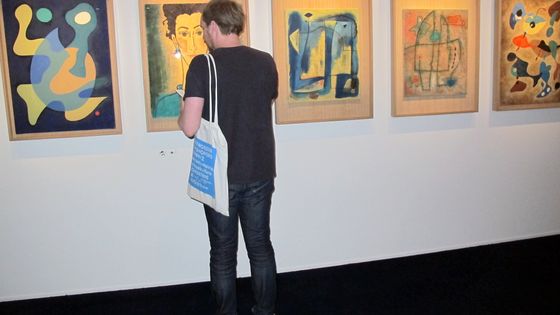Un visiteur devant la toile "composition sans titre" d'Hergé au Grand Palais à Paris le 22 septembre 2016 ©AFP - SABINE GLAUBITZ / DPA