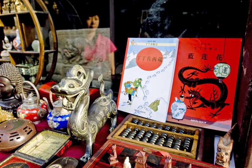 Tintin et Le Lotus bleu dans une vitrine de la rue des antiquaires, à Pékin, 2008