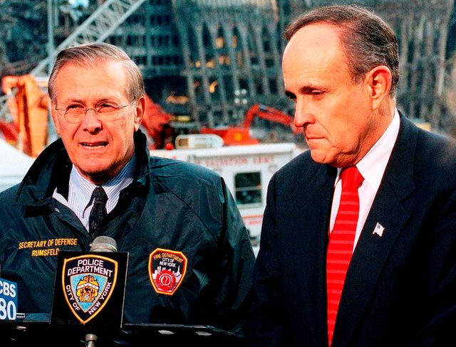 #USA 2016 : Rudolph Giuliani (à dr) aux cotés du Secrétaire à la Défense Donald Rumsfeld (à g.) à Ground Zero en sept 2001