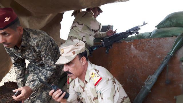 Le général Karim coordonne un tir de mortier