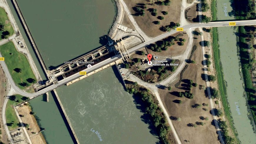 Un transformateur électrique en feu au barrage de Caderousse