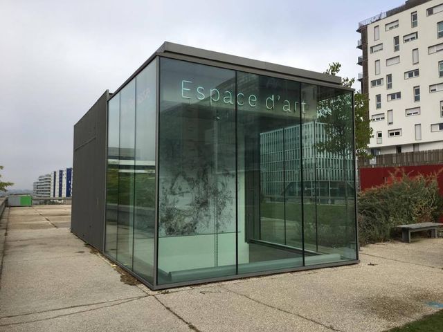 Une vitrine en hauteur en appelle à la curiosité des visiteurs