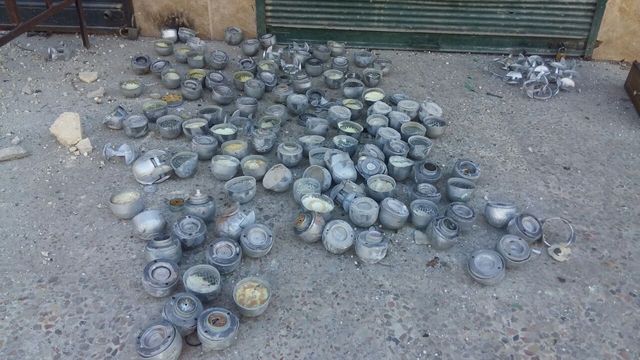 Ces résidus de bombes ont été photographiées dans les quartiers de Halak, Beidine, Sheikh Faress et al-Haydaryet, à l'est d'Alep
