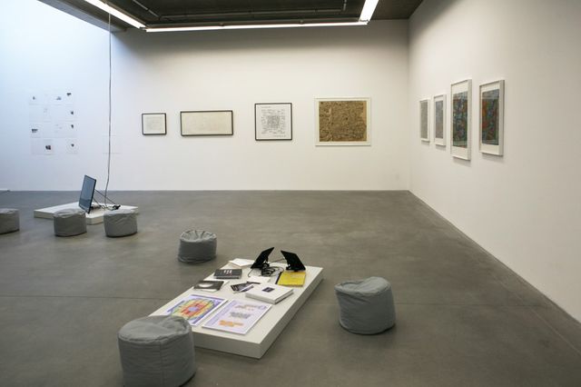 Vue de l'exposition Données à voir, La Terrasse espace d’art de Nanterre 2016, oeuvre de Julien Prévieux au fond