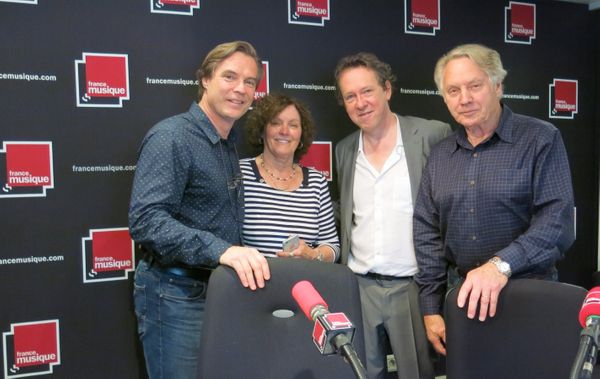 France Musique, studio 141... Jean-François Lapointe, ténor et ses parents venus du Canada & Benoît Duteurtre, producteur (de g. à d.) ©Annick Haumier-Radio France