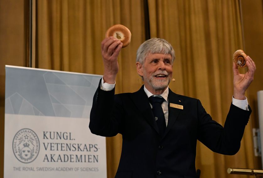 Lors de l'annonce du prix Nobel de physique, mardi 4 octobre à Stockholm.