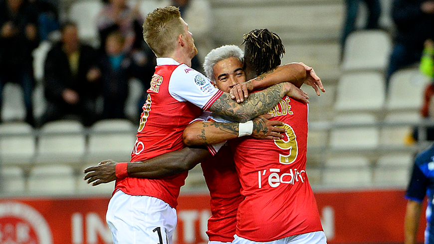Diego avec Gaëtan Charbonnier et Ibrahima Baldé après le premier but rémois